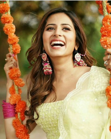 Brown Hair Colour, Sargun Mehta, Best Actress Award, Black Figure, Modern Saree, 6 September, Popular Actresses, Physical Features, Young Actors