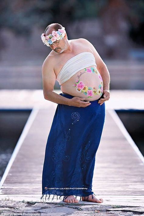 Funny Maternity Photoshoot, Funny Maternity Shoot, Funny Guys, Funny Maternity Photography, Funny Pregnancy Photos, Funny Maternity Pictures, Maternity Photography Funny, Funny Maternity Photos, Bad Maternity Photos Funny