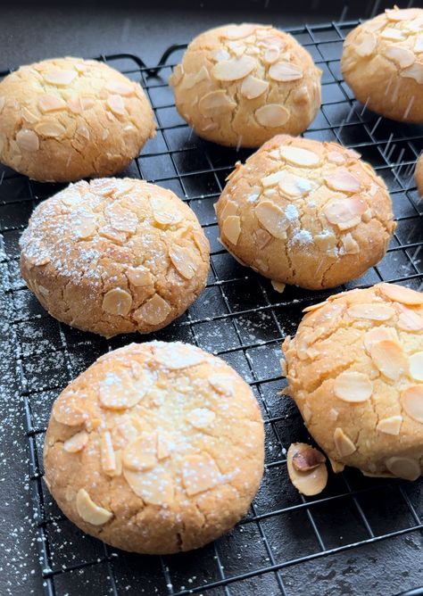 Almond Croissant Cookie — Oh Cakes Winnie Almond Frangipane Cookies, Almond Croissant Cookies, Croissant Cookie, Crumble Cookie Recipe, Crumble Cookie, Mouse A Cookie, Almond Croissant, Almond Flour Recipes, Roll Cookies