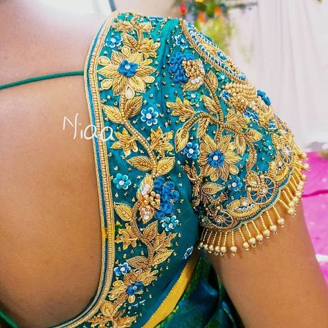 Wedding silk sarees 👗’s Instagram post: “Gorgeous bridal hand work blouse design nspiration ❤️ 💚 . Designer - @niaaboutique . . . . . . . . @embroidery_talent_art…” Half Sleeve Blouse Designs, Exclusive Blouse Designs, Latest Blouse Designs Pattern, Maggam Work Designs, Traditional Blouse Designs, Latest Model Blouse Designs, Cutwork Blouse Designs, Wedding Blouse Designs, Blouse Designs Indian