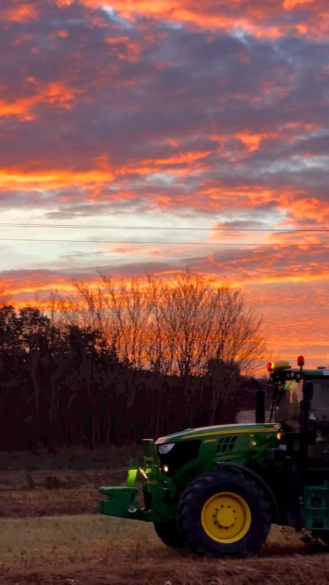 John Deere Wallpaper, Tractor Photography, John Deere Tractors Pictures, Popular Video Games, Queen Sugar, Agriculture Photography, House Structure, John Deere Tractors Farms, Country Sunset