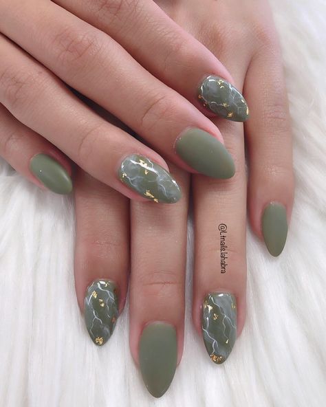 Matcha Nail Color Design, Olive Marble Nails, Nail Art Green Sage, Sage Gold Nails, Sage Green Wedding Nails Bridesmaid, Green Marble Nail Art, Nail Art Simple Green, Sage And Silver Nails, Wedding Nails For Bride Green