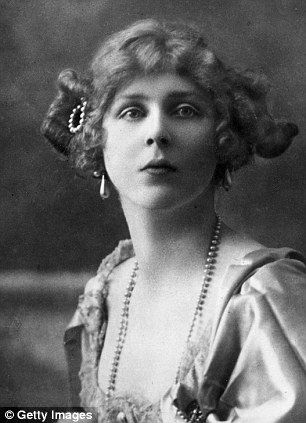 Beautiful, witty and aristocratic, Lady Diana Cooper was, the darling of high society in the early 20th century Bowes Lyon, Sara Teasdale, Diana Cooper, Lady Elizabeth, Queen Mum, Rainha Elizabeth Ii, Mata Hari, Elisabeth Ii, Princess Elizabeth