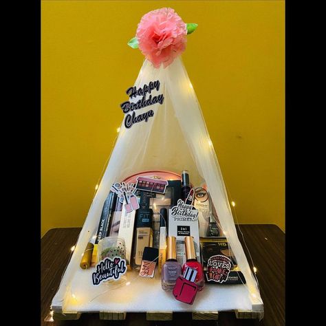 Juhi Matani on Instagram: “How about gifting this makeup hamper to the special lady in your life ? Be it ur mom,sister,girlfriend or ur wife !!!!🥰 @crunch_creation…” Makeup Decoration Ideas For Wedding, Gift Hamper For Girlfriend, Gift Hamper For Sister, Mom To Be Hamper Gift Ideas, Makeup Hamper, Hamper Bouquet, Makeup Hampers, Hamper Packaging, Diy Resin Gifts