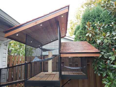 Catio Ideas Cat, Cat House Outdoor, Catio Plans, Catio Ideas, Katt Grejer, Cat Patio, Ideas For Cats, Outdoor Cat Enclosure, Aesthetic Cats