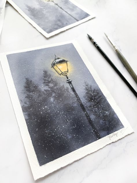 Paint this Christmas winter night time scenery in this tutorial Winter Lamp Post Painting, Winter Night Watercolor, Watercolor Winter Paintings, Ice Skating Watercolor, Winter Watercolor Paintings Landscapes, Painting Inspo Christmas, Christmas Painting Ideas Watercolor, Easy Winter Watercolor Paintings, Winter Wonderland Watercolor