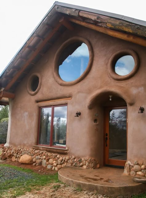 Cob House Modern, Mud House Design, Earthbag House Plans, Cob House Plans, Mud Houses, Cob Homes, Earth Building, Cob Building, Casa Hobbit