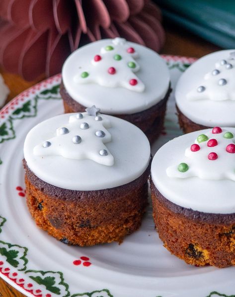 Make your Christmas special this year with these cute, easy-to-make Mini Christmas Cakes a family festive recipe. Mini Fruit Cakes Christmas, Mini Fruit Cake Recipe, Mini Fruitcakes Christmas, 4 Inch Christmas Cake, Mini Christmas Cakes Recipe, Mini Xmas Cakes, Individual Christmas Cakes, Small Christmas Cakes Ideas, Mini Christmas Cakes Ideas