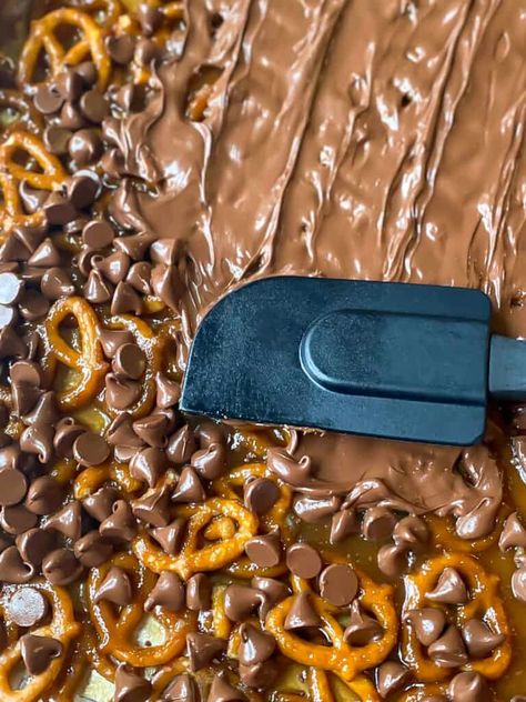 Chocolate Toffee Pretzel Bark - Whiskful Cooking Toffee Pretzel Bark, Chocolate Toffee Pretzel Bark, Toffee Bark Recipes, Chocolate Caramel Pretzel Bark, Pretzel Toffee Bark, Pretzel Bark Recipes, Caramel Pretzel Bark, Pretzel Bark, Christmas Pretzels