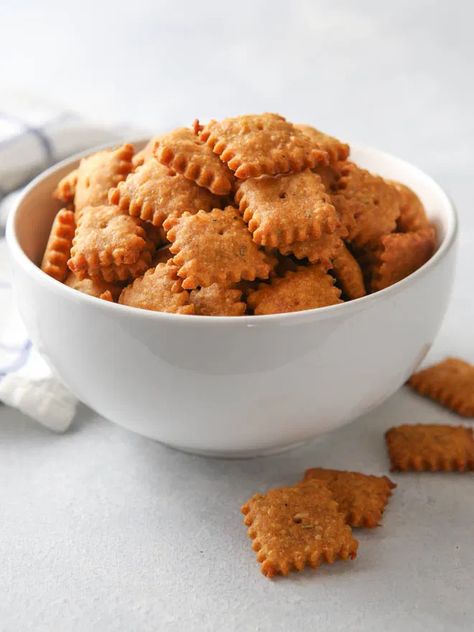 Sweet Potato Cheddar Crackers - Completely Delicious Sweet Potato Savory, Easy Homemade Crackers, Recipe For Toddlers, Sweet Potato Crackers, Savory Cookies, Cheddar Crackers, Homemade Crackers, Cheese Straws, Potato Bites