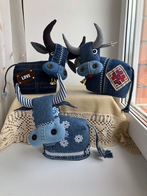 Denim Crafts Upcycling, Diy Jeans Upcycle, Återvinna Jeans, Diy Sy, Denim Crafts Diy, Blue Jeans Crafts, Animal Sewing Patterns, Sewing Stuffed Animals, Denim Projects