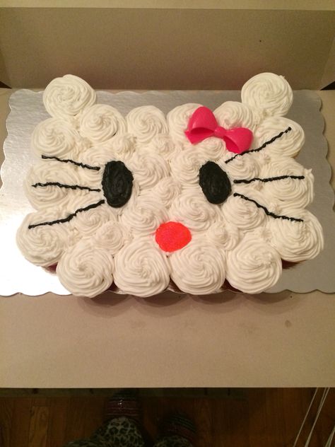 Cat Cupcake Cake Pull Apart, Hello Kitty Pull Apart Cupcakes, Cat Bday, Pull Apart Cupcake, Kitty Cupcakes, Cake Cat, Puppy Cupcakes, Pescetarian Recipes, Pull Apart Cupcake Cake