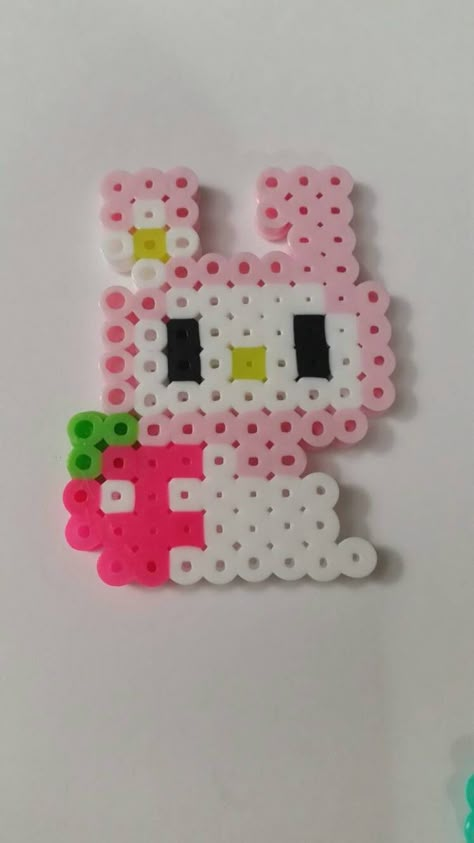 Iron Beads Template, Pearler Bead Hello Kitty, Curler Beads Ideas, Things To Make Out Of Melting Beads, Perler Beads Food Minis, Perler Beads Ideas Hello Kitty, Cute Perler Bead Ideas Kawaii, Peeler Bead Ideas Easy, Things To Make With Fuse Beads