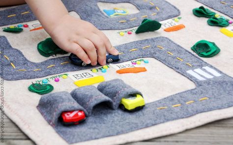 Quiet Toy Car Mat Car Play Mats, Felt Play Mat, Quiet Book Ideas, Felt Book, Play Mats, Quiet Books, Felt Projects, Baby Diy, Busy Book