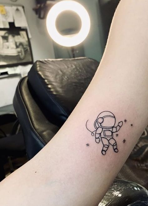 Cute Astronaut Tattoo, Mini Astronaut Tattoo, Simple Astronaut Tattoo, Small Astronaut Tattoo, Astronaut Tattoo Ideas, Tattoo Astronaut, Tattoo Universe, Spaceship Tattoo, Gear Tattoo