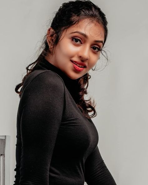 Lakshmi Menon, Muslim Women Hijab, Beauty Queens, Muslim Women, India Beauty, Hd Images, Hd Photos, High Neck Dress, Actresses