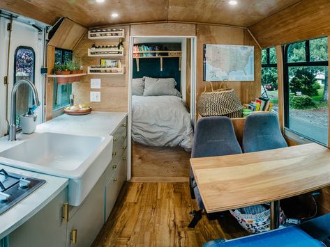 Ford shuttle bus converted into a tiny home on wheels tour - Business Insider Skoolie Living, Van Project, School Bus Camper, Trailer Organization, Camp Ground, Bus Conversions, Vintage Bus, Rv Bus, Rv Renovation