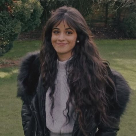 Camilla Cabello Hair Bangs, Camila Cabello Wavy Hair, Camila Cabello Hairstyles, Camila Cabello Curly Hair, Camilla Cabelo Hair, Camilla Cabello Bangs, Camilla Cabello Aesthetic, Crimped Hair With Bangs, Camellia Cabello