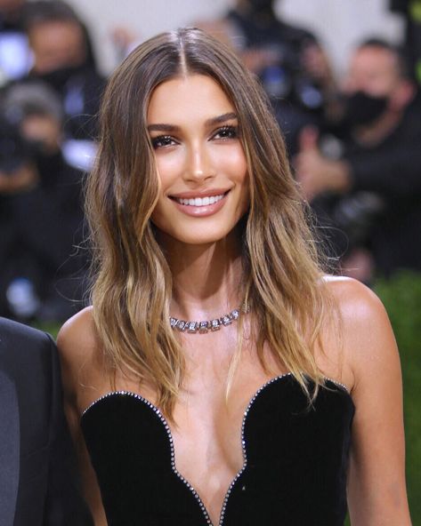 Hailey Beiber Balayage, Hailey Bieber Balayage Hair, Beachy Bronze Makeup, Hayley Beiber Hair Color, Natural Beige Highlights, Hailey Bieber Blonde Vs Brunette, Hailey Bieber Hair Color Brown, Bronde Balayage Hailey Bieber, Halie Bieber Hair