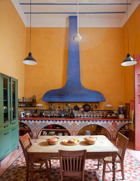 Mexico home of local architecture and design duo Josefina Larraín Lagos and Salvador Reyes Ríos, the kitchen counter is decorated with traditional Talavera tiles from Puebla Vacation House Decor, Mexican Style Kitchens, Mexican Villa, Mexican Interiors, Mexico House, Mexican Kitchens, Mexican Home Decor, Mexican Home, Casas Coloniales