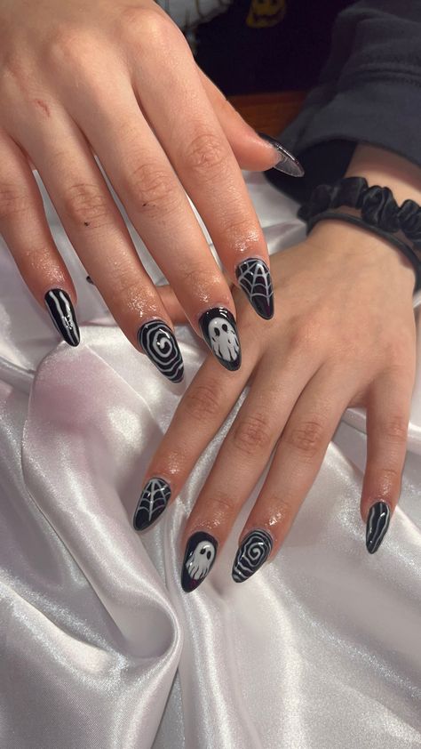 Halloween Nails Alomd, Natural Nails Halloween Design, Spooky Nails Acrylic Almond, Black Almond Nails Halloween, Black Halloween Almond Nails, Simple Black Halloween Nails, Halloween Nails Subtle, Nails Almond Halloween, Spooky Almond Nails