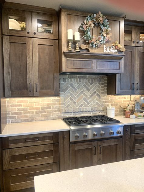 Rustic Kitchen Backsplash, Walnut Kitchen Cabinets, Brick Backsplash Kitchen, Stained Kitchen Cabinets, Decor Kitchen Ideas, Backsplash Kitchen Dark Cabinets, Farmhouse Kitchen Backsplash, Brown Kitchen Cabinets, Dark Countertops