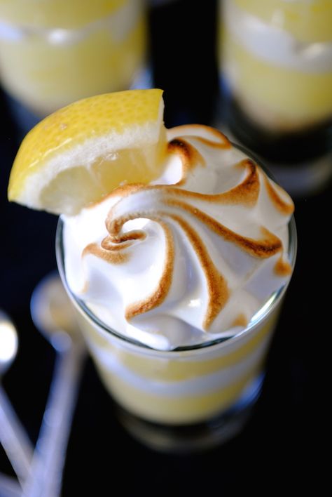 A dessert that is just a bite of sweetness after dinner, these lemon pie shooters are great all year round. Pie Shooters, Mini Lemon Meringue Pies, Wedding Canapes, Shot Glass Desserts, Strawberry Cheesecake Recipe, Meringue Desserts, Dessert Shooters, Dessert Shots, Dessert Aux Fruits