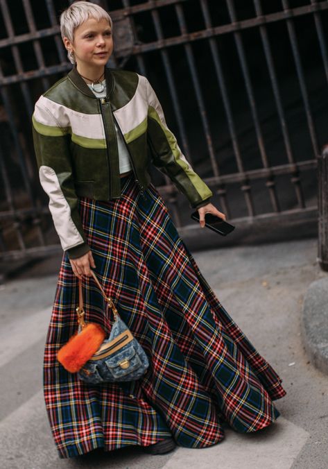 Tartan Street Style, Tartan Maxi Skirt, Plaid Maxi Skirt Outfit, Aline Skirt Outfit, Checked Skirt Outfit, Tartan Skirt Outfit, Skirts And Boots, Outfit Info, Plaid Skirt Outfit