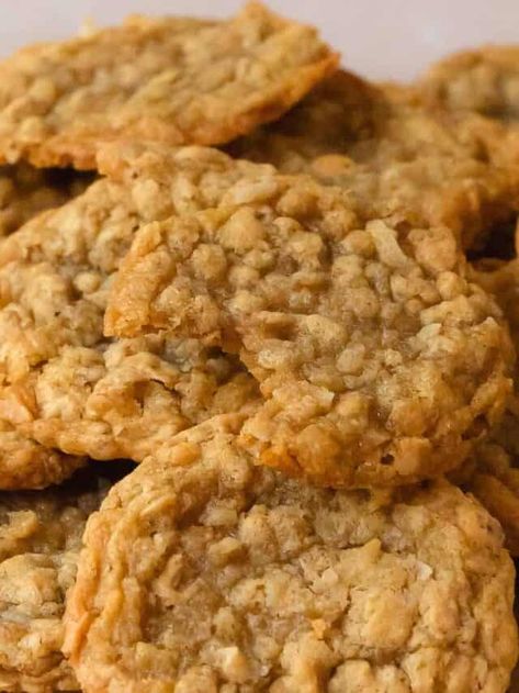 Oatmeal Cookies With Coconut, Coconut Oatmeal Cookies, Cookies Soft And Chewy, Cookies With Coconut, Oatmeal Coconut Cookies, Coconut Cookies Recipes, Coconut Chocolate Chip Cookies, Iced Oatmeal Cookies, Coconut Oatmeal