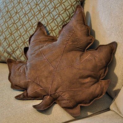 Fun idea from Blogger Little Big Nest Material Crafts, Leaf Pillow, Diy Pillow Covers, Fall Pillow, Wal Mart, Leaves Pillow, Fall Decoration, Sew Easy, Sewing Pillows