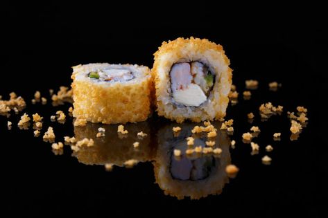 Apetitoso rollo de sushi al horno con pe... | Premium Photo #Freepik #photo #fondo Baked Sushi Roll, Sushi Photoshoot, Baked Sushi, Japanese Food Photography, Tempura Roll, Sushi Logo, Sushi Recipes Homemade, Dessert Chef, Sushi Boat