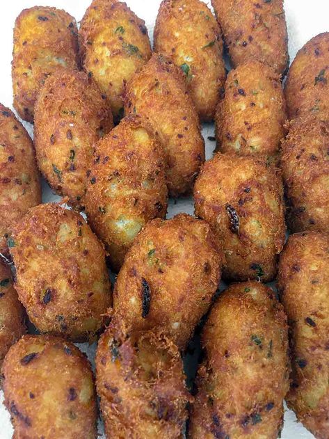 Cod Fritters Recipe, Cod Fritters, Cod Fish Cakes, Portuguese Dessert Recipes, Pasties Recipes, Cod Fish Recipes, Portugal Food, Portuguese Desserts, Fritters Recipe