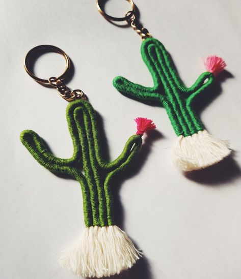 DIY cute macrame cactus keychains Western Keychains, Cactus Macrame, Twisted Macrame, Cute Macrame, Diy Cactus, Cactus Keychain, Easy Macrame, Cactus Diy, Macrame Keychain