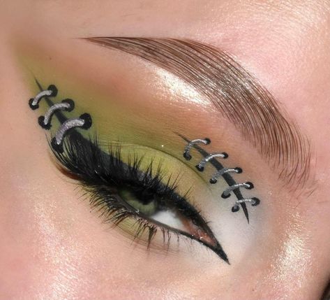 Easy Halloween Eye Makeup, Halloween Eye Makeup Looks, Eye Makeup Halloween, Halloween Makeup Diy Easy, Brow Glue, Pretty Witch, Halloween Decorations Ideas, Cute Halloween Makeup, Halloween Makeup Diy