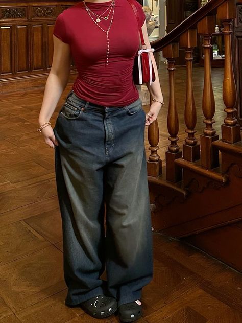 Baggy Jeans Woman Outfit, Baggy Jeans Fitted Top Outfit, Baggy Jeans Outfit Woman, Wide Baggy Jeans Outfit, Red And Jeans Outfits, Baggy Jeans Outfit For Women, Red Top Jeans Outfit, Baggy Winter Fits, Baggy Casual Outfit