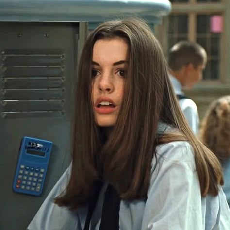 the princess diaries <3 Princess Diaries 3, Mia Thermopolis, The Princess Diaries, Princess Diaries, The Princess, Brown Hair, Long Hair, Hair