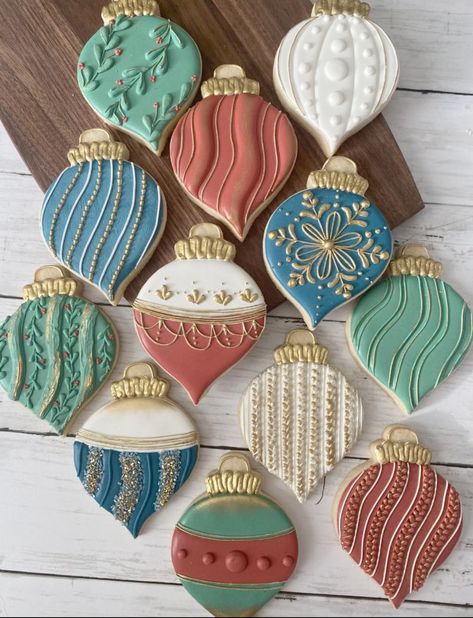 Christmas Ornament Cookies, Royal Icing Christmas Cookies, Christmas Cookie Frosting, Christmas Sugar Cookies Decorated, Christmas Cookie Recipes Holiday, Christmas Cookie Party, New Years Cookies, Cute Christmas Cookies, Wreath Cookies