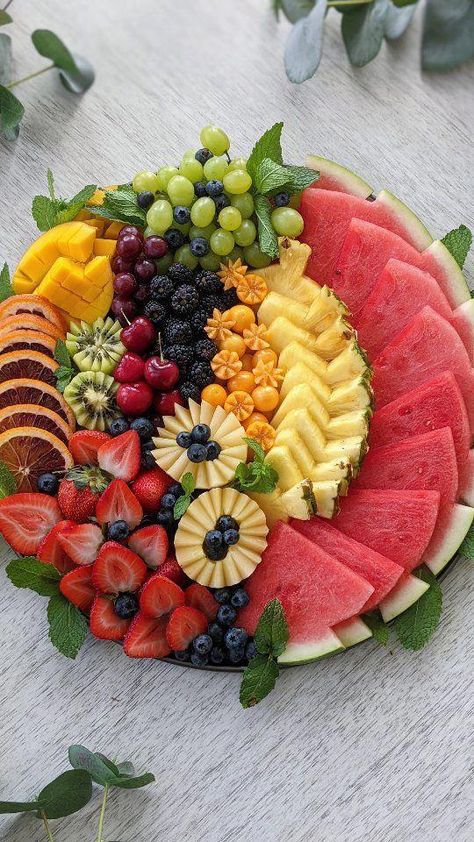 Ray ������ Food Art & Inspiration on Reels | ravingreviewsrr · Original audio #SeasonalFruitDiscoveries Circle Fruit Platter, Exotic Fruit Platter, Fruit Platter Wedding, Plateau Fruit, Fruit Tray Designs, Amazing Food Platters, Fruit Platter Designs, Decorações Com Comidas, Amazing Food Decoration