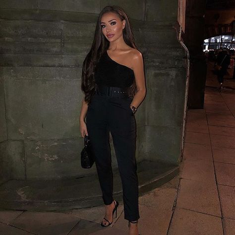 All black for cocktail night 🍸@rebelliousfashion trousers code - 181003 🖤 #rebelgal    #Regram via @BqNyMfXl4wF Birthday Meal Outfit, Casual Drinks Outfit Night, Drinks Outfit Evening, Black Trouser Outfit, Black Trousers Outfit, Classy Going Out Outfits, Drinks Outfits, Peg Trousers, Cocktail Night