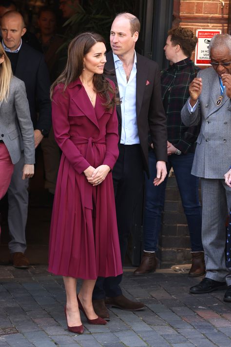 Kate Middleton Hats, Kate Middleton Style Outfits, Royal Clothes, Prins William, Kate Middleton Dress, Obsessed With Her, Prince And Princess Of Wales, Princess Katherine, Royal Portraits