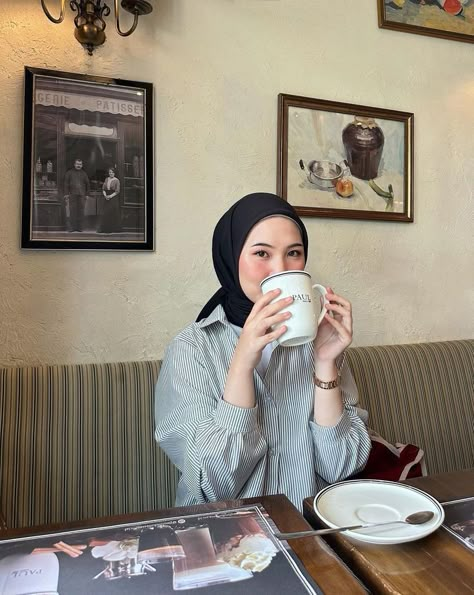 Pose Ideas Instagram Hijab, Pose Foto Aesthetic Hijab, Cafe Aesthetic Pose, Ootd Poses Instagram, Cafe Pose Ideas, Hijabi Poses, Cafe Ootd, Cafe Pose, Ootd Idea