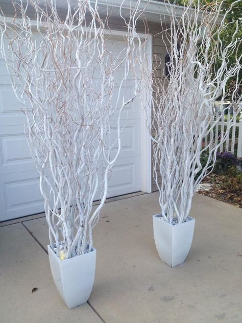 White Branches Decor Winter Decorations, Winter Wonderland Porch Ideas, White Christmas Decorations Elegant, Takken Decor, Tree Branch Decor, Winter Wonderland Decorations, Dekor Diy, Navidad Diy, Branch Decor