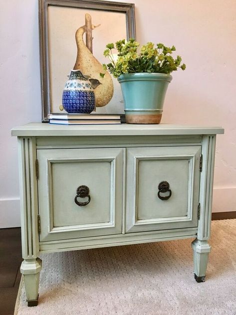 How to chalk paint and glaze a side table to look like an expensive piece of furniture. Valspar Antiquing Glaze, Side Table Diy, How To Chalk Paint, Chalk Paint Chairs, Distressing Painted Wood, Diy Utensils, Waverly Chalk Paint, Painted Side Tables, Pipe Table