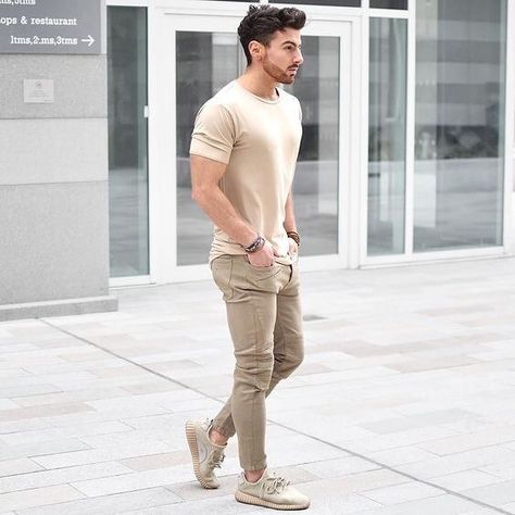 2,357 Likes, 7 Comments - Loft Masculino (@loftmasculino) on Instagram: “// All Beige” Cream Shoes Outfit, Paris Street Fashion, Cream Outfit, Mode Tips, Tshirt Outfit, Men With Street Style, Beige Outfit, Cream Shoes, Outfit Jeans