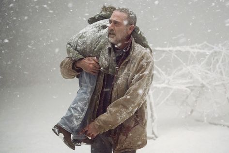 Negan to the rescue... TWD S9 Judith Grimes, Negan Twd, The Day Will Come, Dean Morgan, The Walking Dead Tv, Jeffrey Dean, Jeffrey Dean Morgan, Andrew Lincoln, Fear The Walking Dead