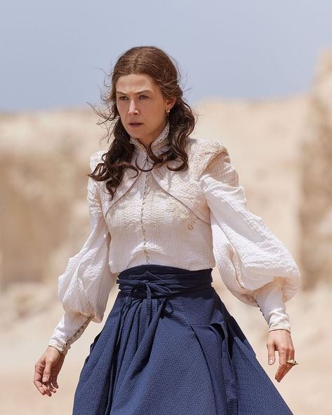 Moiraine Sedai, Moiraine Damodred, Wheel Of Time, Time Clothes, Rosamund Pike, People Clothes, Classic Actresses, Wardrobe Planning, Middle Aged Women