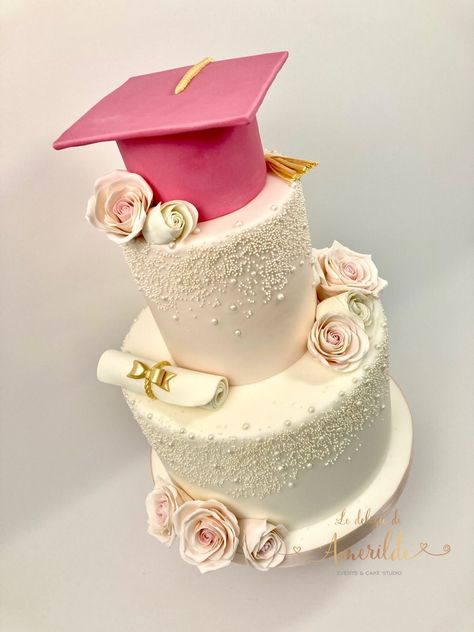 Celebrate your graduation with these 29+ simple and cute cake ideas. From elegant designs to delightful decorations, find inspiration for the perfect graduation cake. Make your milestone moment even sweeter with these adorable and easy-to-create cake ideas. 2 Layer Graduation Cake, Elegant Graduation Cakes Beautiful, Graduation Tiered Cake, Graduation Cakes For Girls High School, Cute Graduation Cakes High Schools, Big Graduation Cakes, Graduation Cake Nursing, Pink And Gold Graduation Cake, Graduation Pink Cake