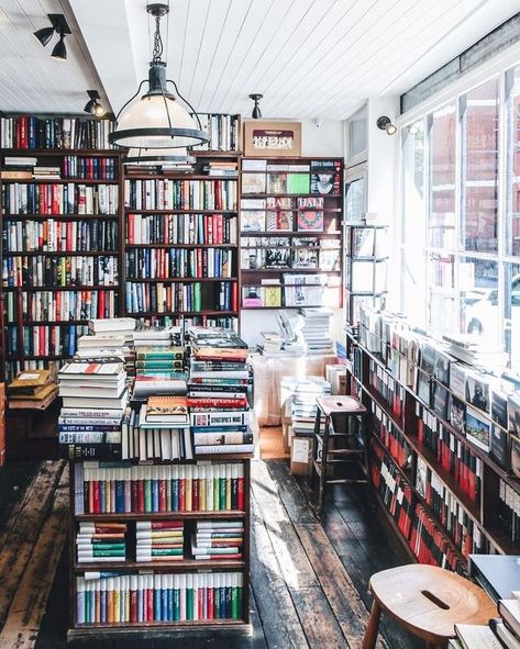 Fall Bookstore, Bookshop Aesthetic, Old Bookshop, Bookstore Aesthetic, Beautiful Bookshelf, Aesthetic Old, Library Bookshelves, Bookstore Cafe, Dream Library