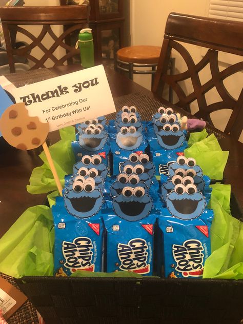 Cookie Monster Birthday Party Ideas, Cookie Monster Party Food, Cookie Monster Theme Party, Cookie Monster Gender Reveal, Cookie Monster Food Ideas, Cookie Monster Birthday Decorations, Cookie Monster First Birthday, Cookie Monster Decorations, Cookie Monster Goodie Bags