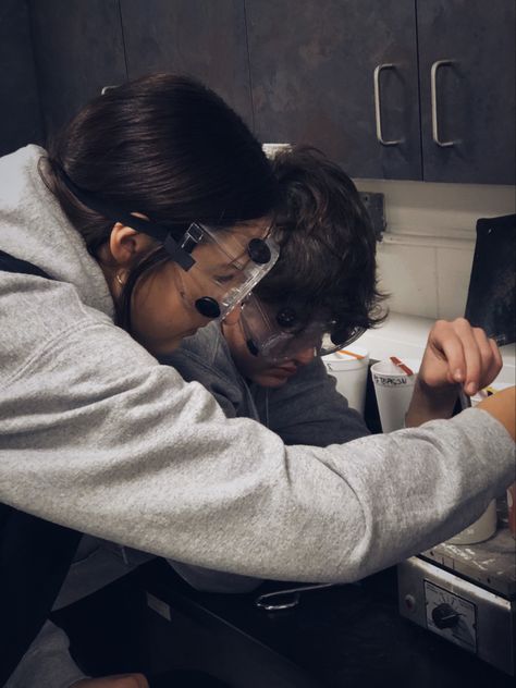 Stem Couple Aesthetic, Couple Chemistry Aesthetic, Scientist Couple Aesthetic, Science Couple Aesthetic, Lab Partners Aesthetic, Teen Drama Aesthetic, Chemistry Major Aesthetic, Lessons In Chemistry Aesthetic, Chemistry Girl Aesthetic